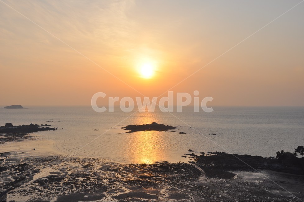 겨울바다,석양,노을,섬,수평선,자연,풍경,nature,landscape,해변,바다,beach,sea,outdoors,옥외,dawn,새벽,sunset,일몰,red sky,붉은 하늘,sky,하늘,dusk,황혼,sunlight,햇빛