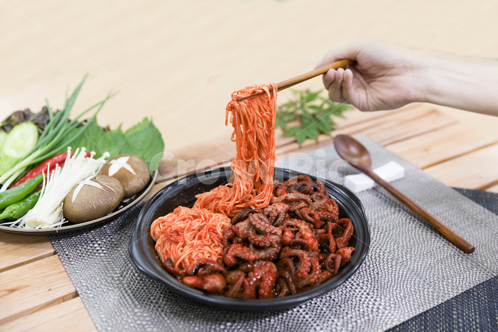음식,쭈꾸미볶음,식사,안주,쭈꾸미,저녁식사,한식,korea,spicy,오징어볶음,식당,매콤,매운맛,red,맛집,고추장,고춧가루,식재료,요리,cook,reserves,수산물,해산물,fisheryproducts,seafood,한국음식,한국요리,food,dishes,korean,meal,koreancook,맛있다,먹다,맵다,소스,볶음,사람,인물,인간,human,person,신체일부,몸,body,음식,식재료,요리,food,cook,meal,dishes,food reserves,한식,한국음식,한국요리,korean food,korean dishes,korean meal,korean cook