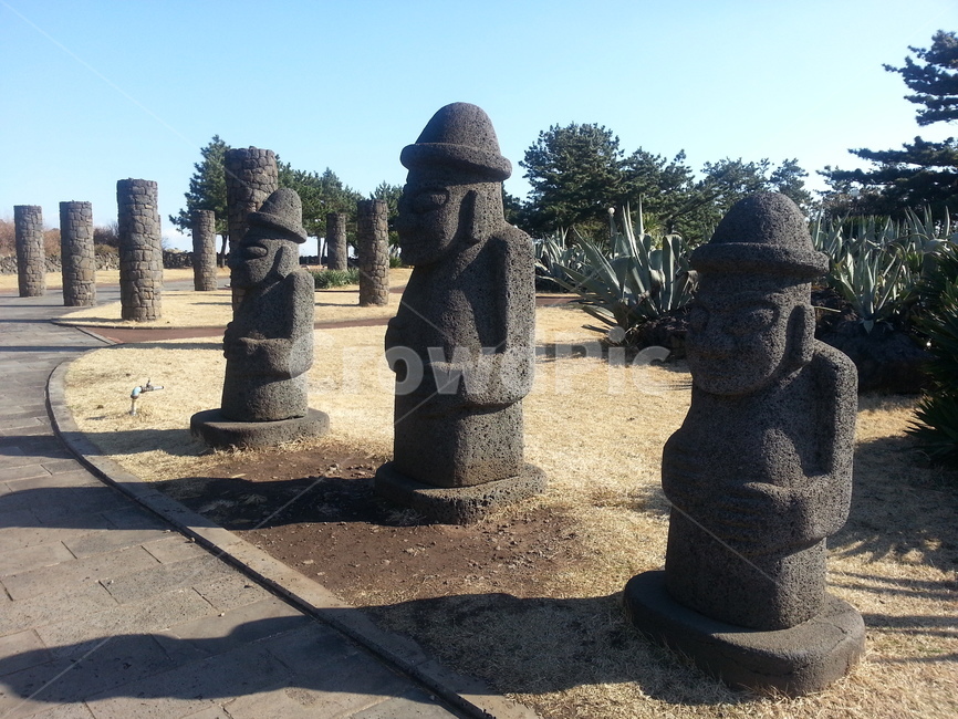 돌하루방,제주,삼총사,석상,풍경,제주도,jeju,jeju island,조각상,동상,석상,조형물,statue,bronze statue,stone statue,person,사람,human,인간