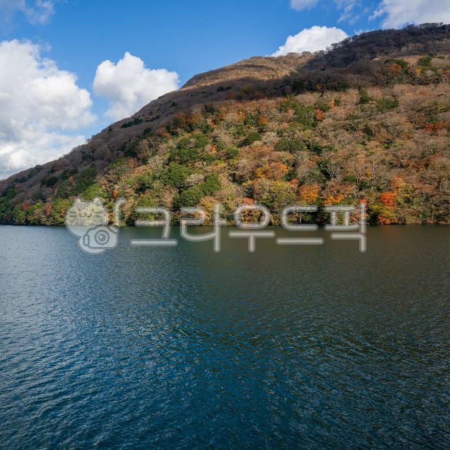 호수,가을,산,단풍,풍경,파란하늘,구름,물결,초록색,나무,갈색,자연,야외,맑은날,숲,산맥,물,호숫가