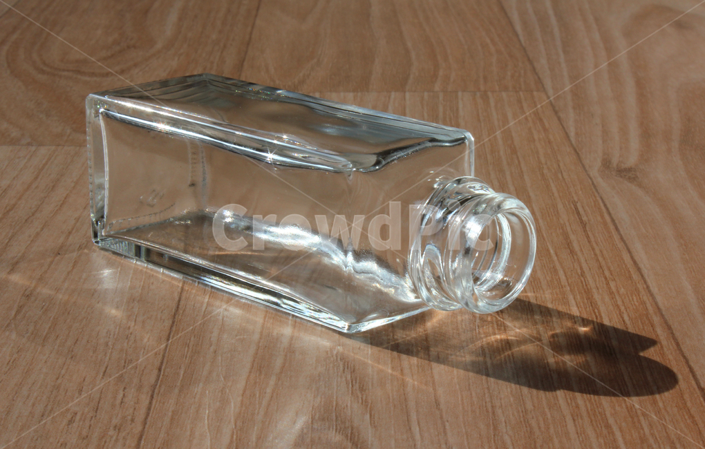 유리,유리병,빈,비어있는,텅빈,빈병,재활용,사각형,병,glass,bottle,empty,깨끗한,clean,open,열린,열어놓은,오픈,나무바닥,나무텍스처,우드,우든,사물,물건,오브젝트,thing,object,matter