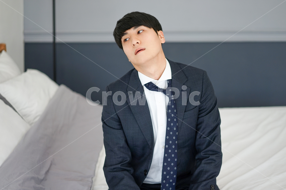 남성,남자,정장,침대,집,실내,침실,넥타이,피로감,사람,인물,인간,human,person,남성,남자,man,male