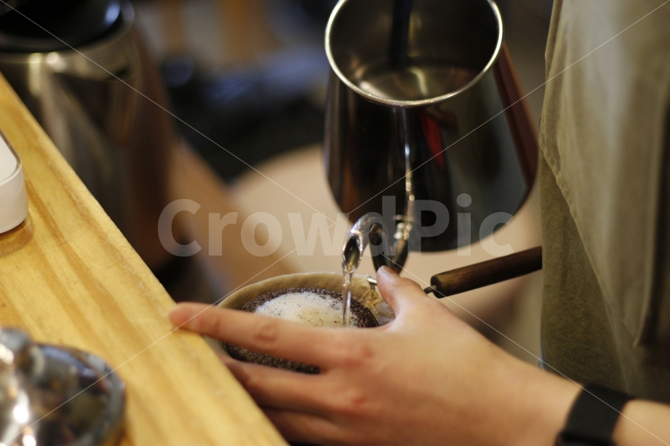 커피,카페,핸드드립,드립커피,드립,플란넬,융,바리스타,앞치마,바,coffee,cafe,barista,nell,drip,brewing,brewedcoffee,사람,사람,인물,인간,human,person,신체일부,몸,body,커피,카페,coffee,cafe