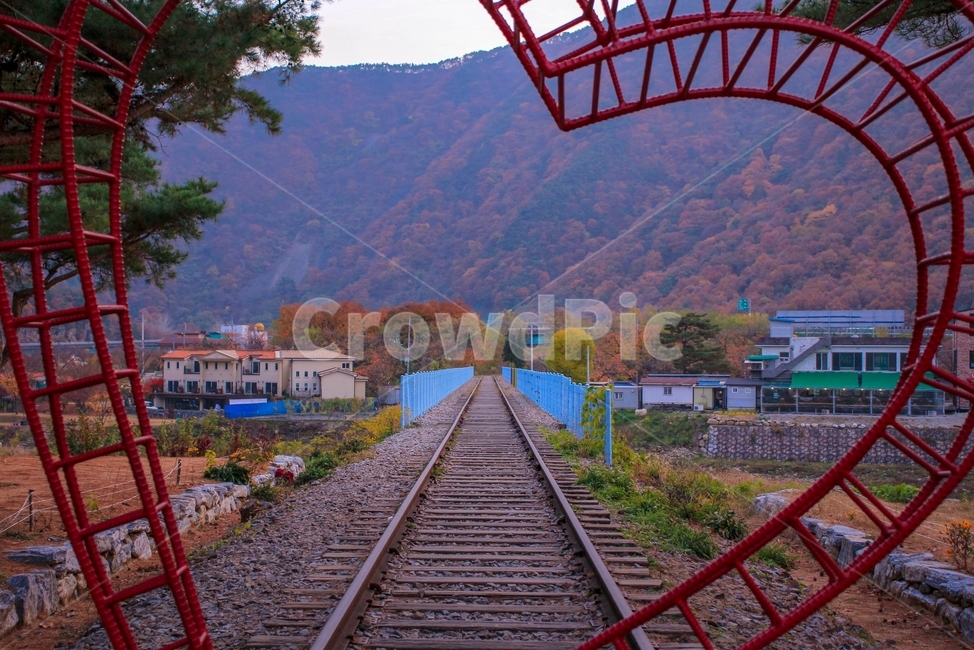 철길,철로,구조물,풍경,기찻길,가을,계절,fall,autumn,season,자연,풍경,nature,landscape,한국자연풍경,한국자연경관,korea nature landscape,조각상,동상,석상,조형물,statue,bronze statue,stone statue,railway,철도,train track,rail,레일,transportation,교통