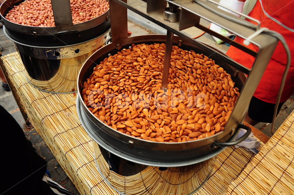 아몬드,견과류,시장,볶음,볶음기계,볶은아몬드,먹거리,음식,식재료,요리,food,cook,meal,dishes,food reserves,콩류,견과류,beans,pulse,nuts,dry fruits