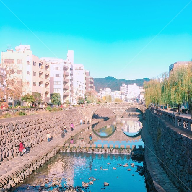 안경다리,일본,다리,하천,여자,옆모습,여성,징검다리,물,그림자,버드나무