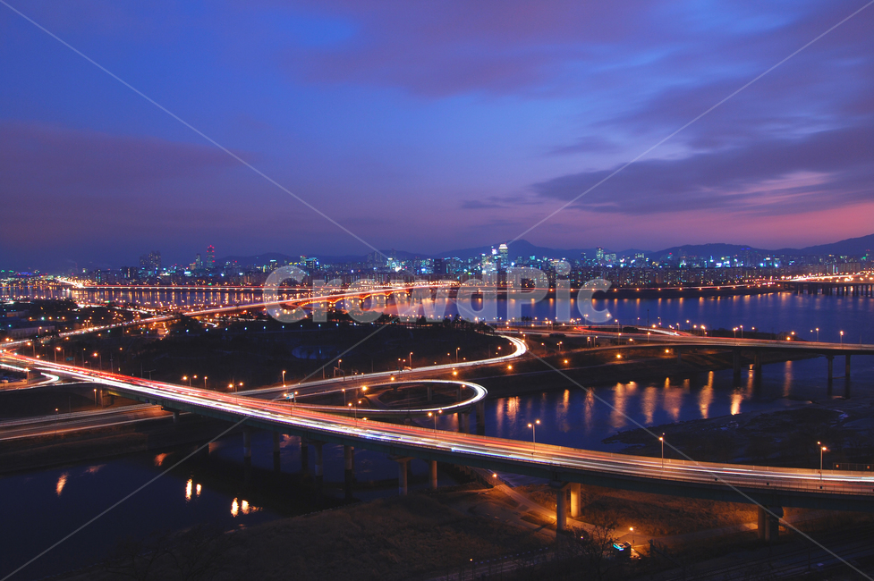 야경,도로,강변,강변도로,한강,강,고속도로,빌딩,도시,도심,강남,다리,대교,성수대교,노을,하늘,구름,배경,백그라운드,스카이라인,파노라마,용비교,서울,한국,야경,밤,풍경,nightscape,night,landscape,도시,city,한국도시풍경,한국도시경관,korea cityscape,교통,교통수단,traffic,transportation,road,freeway,고속 도로