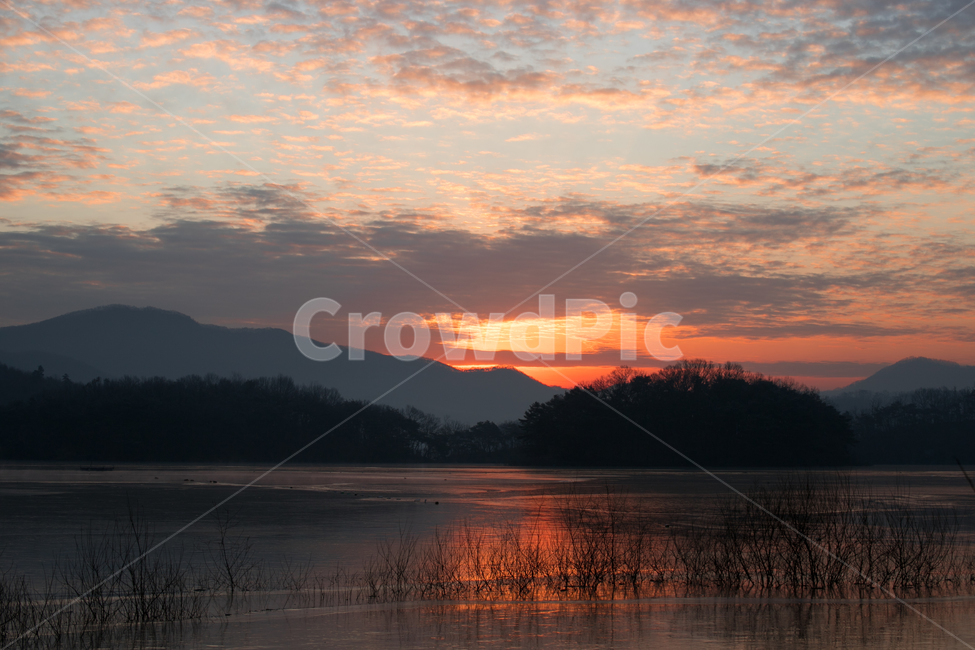일출,햇살,새해,반영,자연,호수,저수지,구름,해돋이,석양,박명,자연,풍경,nature,landscape,한국자연풍경,한국자연경관,korea nature landscape,outdoors,옥외,sunset,일몰,dawn,새벽,red sky,붉은 하늘,sky,하늘,dusk,황혼