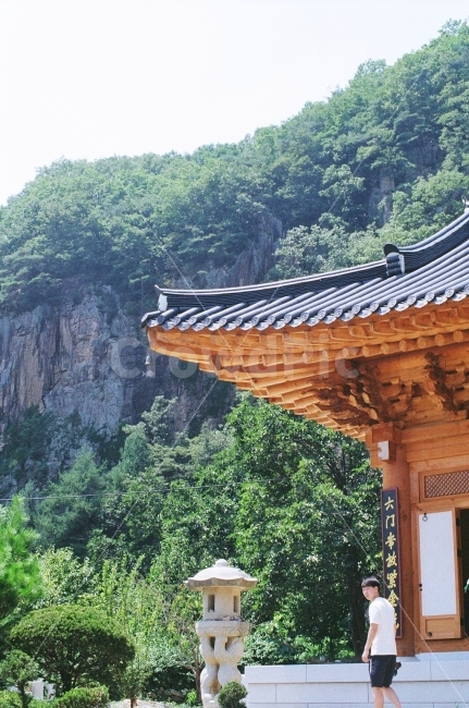 제천,청련암,사찰,한옥,필름,FM2,KODAKGold200,한국전통,한국문화,korean traditional,korean culture,종교,신앙,religion,belief,faith,사람,인물,인간,human,person,남성,남자,man,male