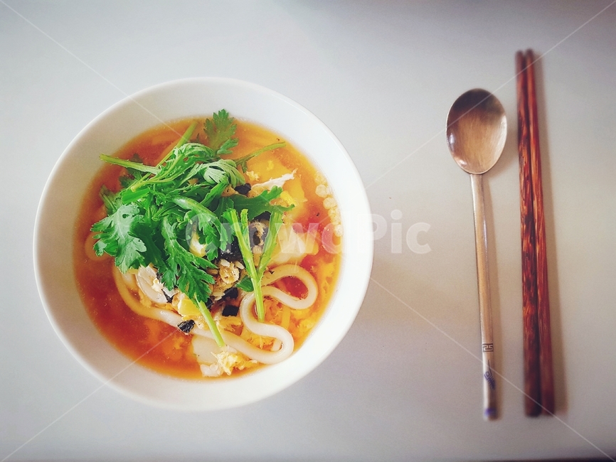 bowl,사발,food,음식,meal,식사,dish,요리,spoon,숟가락,젓가락,나무젓가락,우동,고명,쑥,은숟가락