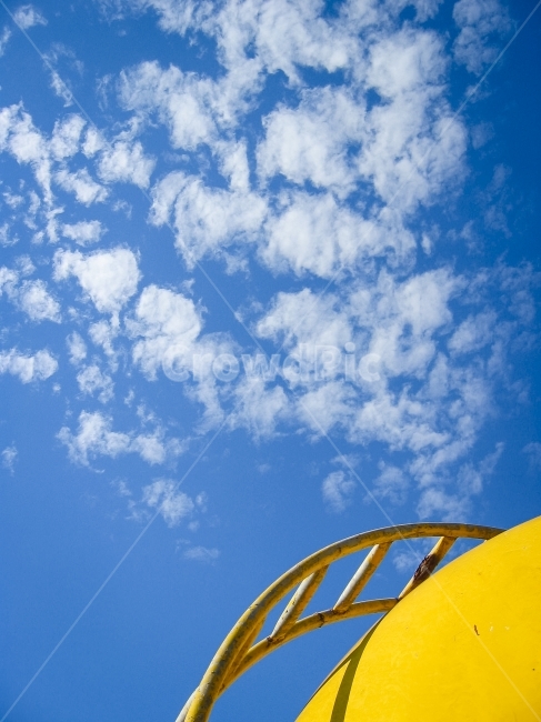 하늘,흰구름,노란,물탱크,계단,올라감,watertank,yellow,stairs,cloud,sky,색깔,색상,색채,색감,color sense,color sensitivity,feeling of color