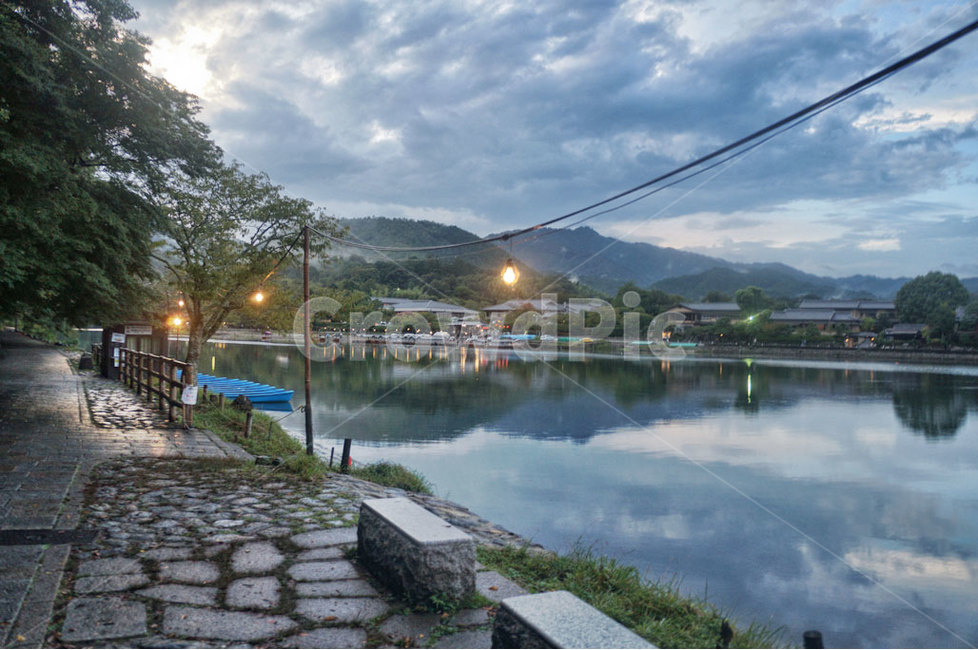일본,아라시야마,교토,고즈넉,풍경,강,잔잔함,자연,풍경,nature,landscape,해외,외국,세계,foreign,oversea,world,세계자연풍경,해외자연풍경,외국자연풍경,world nature landscape,walkway,보도,path,통로,flagstone,판석,pavement,포장,sidewalk