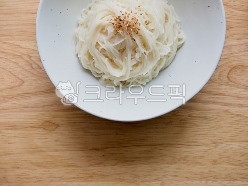flour food,lunch,asianfood,noodle,bowl,porcelainbowl,flourfood,flour,Korean food,Asian food,cooking,koreanfood,white noodles,whitenoodles,dinner,food,porcelain bowl,background