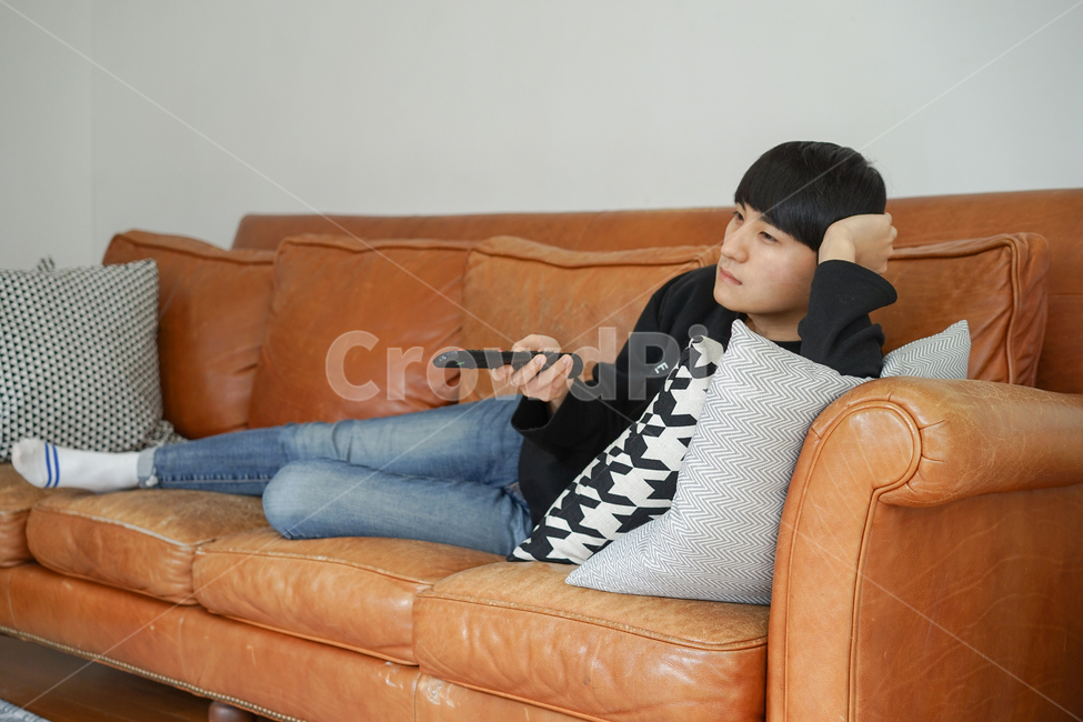 쇼파,소파,휴식,남성,남자,거실,휴일,sofa,실내,쿠션,rest,가구,티비,시청,tv,텔레비전,리모콘,리모컨,지루함,따분함,심심함,집콕,방구석,일상,집돌이,사람,인물,인간,human,person,남성,남자,man,male