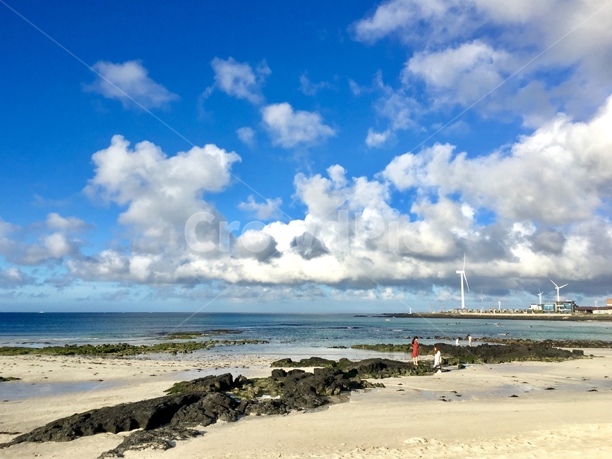 제주,바다,월정,해수욕장,하늘,구름,월정리해수욕장,jeju,제주도,jejuisland,sea,woljeong,seashore,sky,cloud,돌,rock,모래사장,sand,풍차,windmill,beach,해변,한국,한국자연풍경,한국자연경관,korea,korealandscape,koreanaturelandscape,해변,바다,beach,sea,제주도,jeju,jeju island,사람들,대중,군중,other people,crowd,nature,자연,outdoors,옥외,weather,날씨,person,사람,human,인간