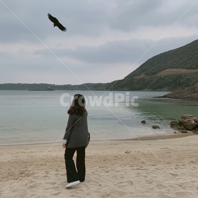 여자,여자뒷모습,서있는여자,걷는여자,까마귀,바다,해변