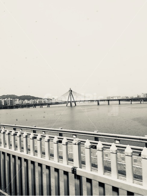 흑백,다리,한강,강,지하철,도시,풍경,city,landscape,한국도시풍경,한국도시경관,korea cityscape,흑백,모노톤,monochrome,black and white,railing,난간,handrail,banister