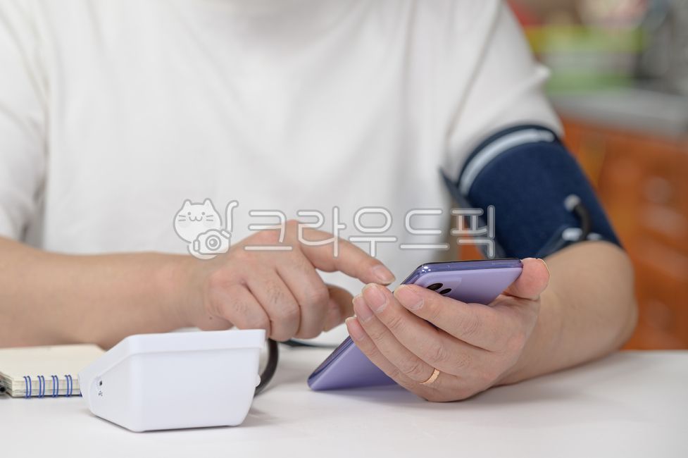 medical,smartphone,adult disease,cell phone,measurement,smart,healthcare,health checkup,middleaged man,wellbeing,examination,blood pressure monitor,Blood pressure,man,prevention,digital,heart rate,living,circulatory system,health,medicine,monitoring,cardi