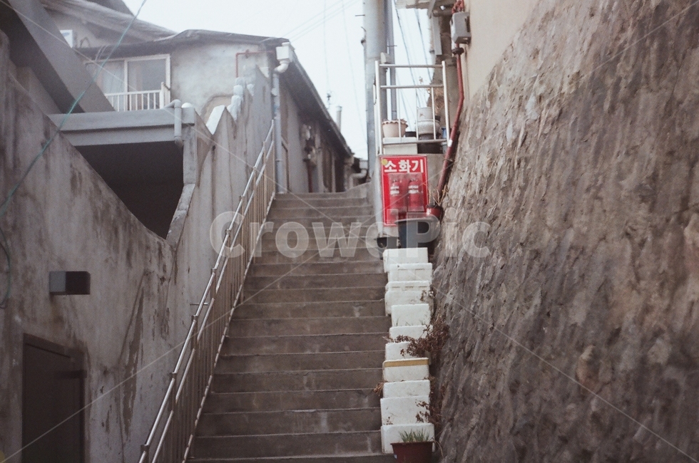 필름사진,골목,소화기,감성,담장,골목길,alley,handrail,난간,banister