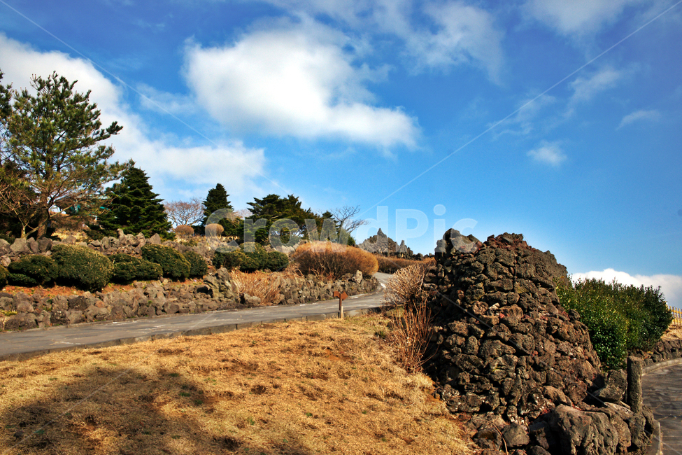 산굼부리,제주,관광지,천연기념물제263호,굼부리,마르,언덕,폭렬화구,푸른하늘,흰구름,자연,산책로,자연,풍경,nature,landscape,제주도,jeju,jeju island,ground,바닥,road,도로,dirt road,흙길,gravel,자갈