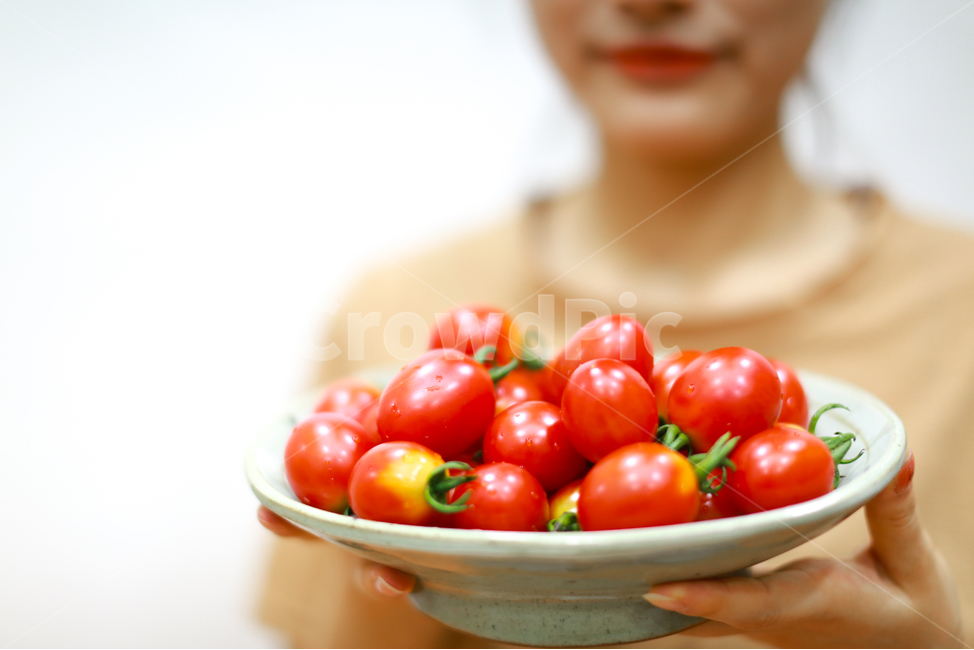 tomato,토마토,방울토마토,과일,다이어트,사람,인물,인간,human,person,여성,여자,woman,female,lady,음식,식재료,요리,food,cook,meal,dishes,food reserves,과일,열매,fruit,채소,야채,vegetables