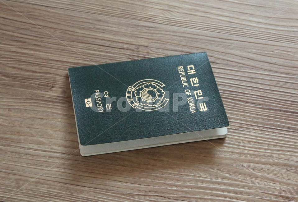 여권,한국여권,passport,대한민국여권,id,사물,물건,business,card,citizen,emigration,identification,identity,international,korea,pass,republicofkorea,security,wooden,한국,대한민국,정면,흰배경,녹색,초록색,그린,흰색,탑앵글,탑뷰,여행,휴가,traveling,vacation,trip,사물,물건,오브젝트,thing,object,matter