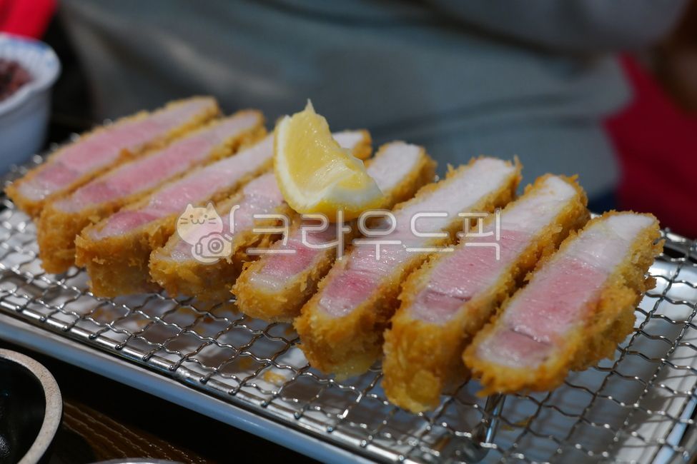 돈까스,돈카츠,육즙,히레카츠,돼지고기,고기,육류,식사,요리,음식,맛있는,튀긴