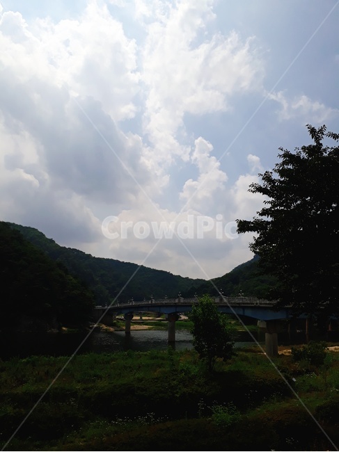 bridge,다리,구름,하늘,나무,물가,맑은날씨,cloud,풍경,landscape