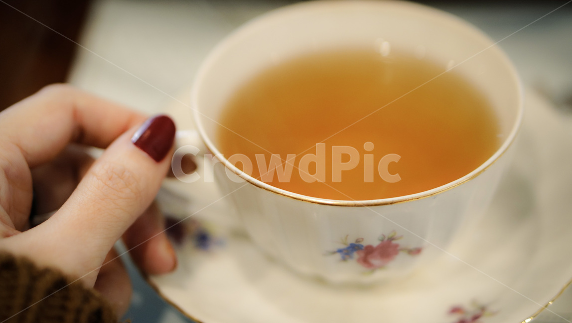 차,티타임,홍차,찻잔,tea,teatime,blacktea,꽃무늬,사람,인물,인간,human,person,신체일부,몸,body,음료수,drink,beverage,감성,sensible,feeling