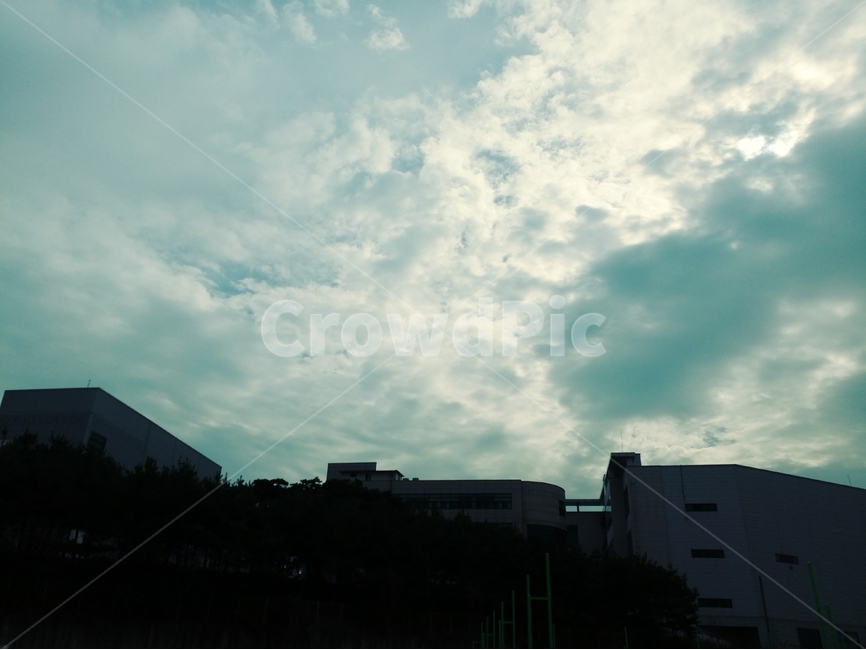 하늘,구름,건물,건축물,빛,바람,명암,명도,파란,하얀,청,자,회,백,그림자