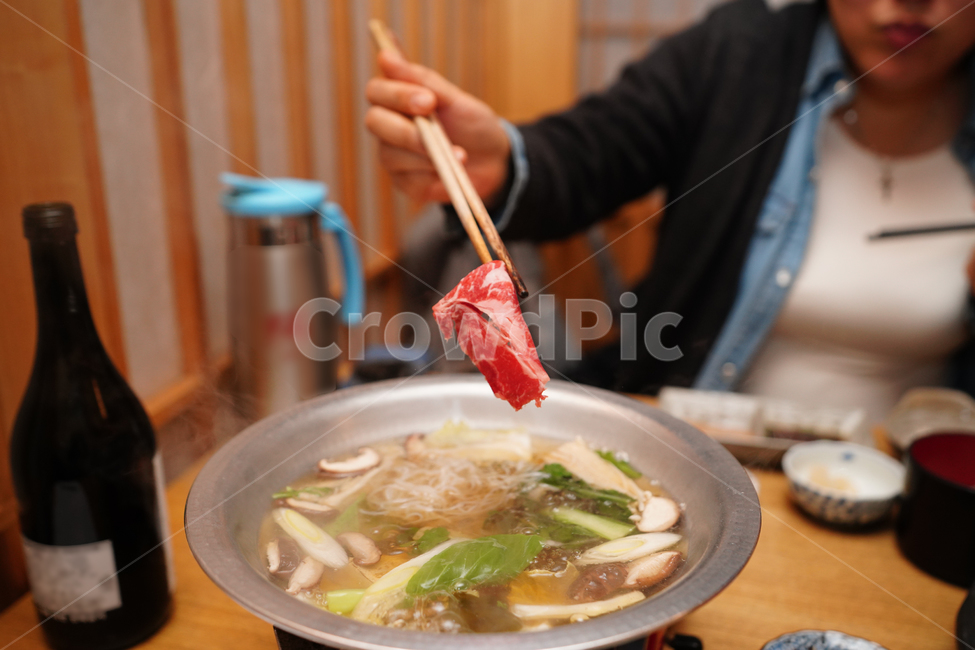 고기,국물,샤브샤브,야채,음식,안주,먹거리,푸드,먹방,식사,요리,육식,사람,인물,인간,human,person,신체일부,몸,body,음식,식재료,요리,food,cook,meal,dishes,food reserves,육류,고기,meat