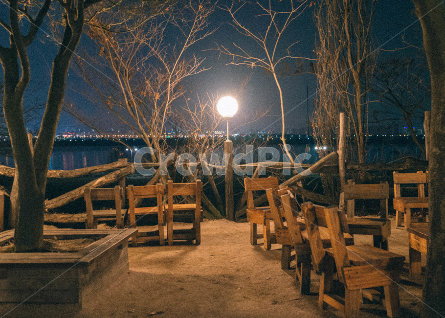 겨울밤,황량한,쓸쓸한,조명,야경,불빛,한적한,야경,밤,풍경,nightscape,night,landscape,wood,나무,plywood,합판,handrail,난간,banister