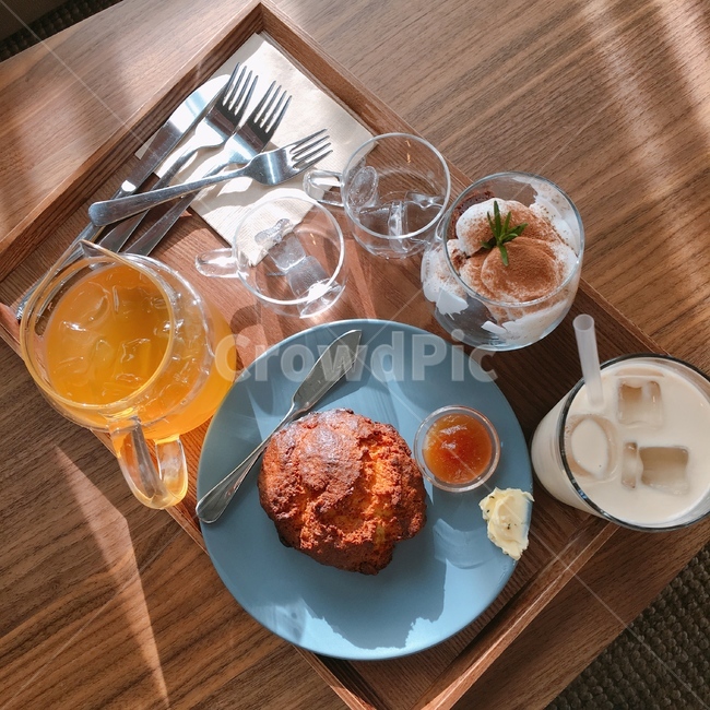 브런치,brunch,스콘,원목,tea,차,밀크티,크림,잼,포크,나무쟁반,찻잔,접시,햇살,음식,식재료,요리,food,cook,meal,dishes,food reserves,디저트,간식,후식,dessert,snack
