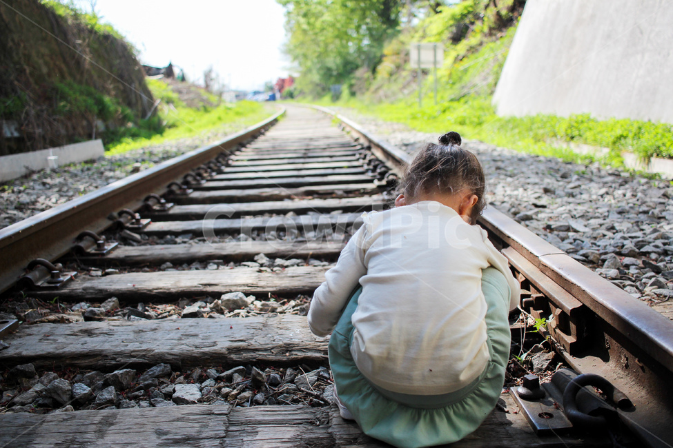 transportation,교통,traintrack,기찻길,railway,철도,rail,레일,person,사람,human,인간,철길,아이,어린이,사람,인물,인간,human,person,어린이,어린아이,child,children,kid