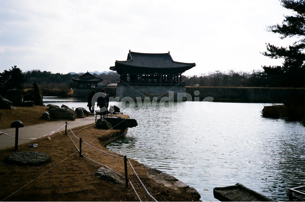 stonework,ponds,travel destinations,gardens,night views,Anapji Pond,Wolji Pond,reservoirs,Silla,relics,Gyeongju,film photography,palaces,school trips,group trips,family trips,traditional architecture,thousandyear old capital,tourist destinations,historica