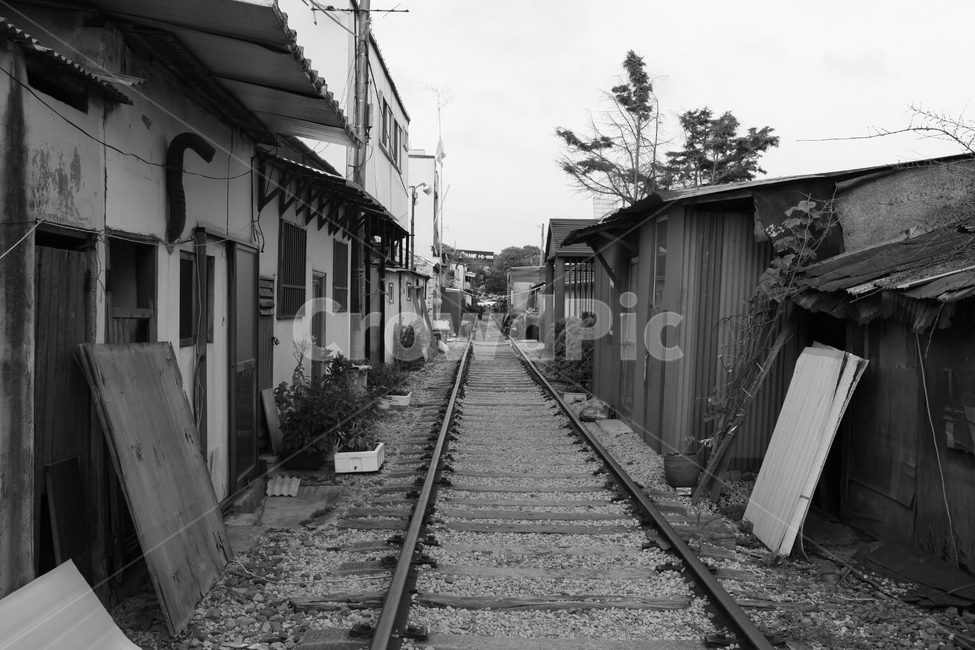 기찻길,철길마을,road,track,railroad,시골,마을,풍경,landscape,country,rural,town,골목길,alley,흑백,모노톤,monochrome,black and white,railway,철도,rail,레일,train track,transportation,교통