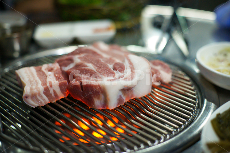 음식,돼지고기,삼겹살,흑돼지,바베큐,생고기,연탄구이,연탄,고기,회식,석쇠,연탄불,식당,고깃집,음식,식재료,요리,food,cook,meal,dishes,food reserves,육류,고기,meat