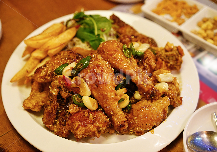 치킨,치느님,닭,닭고기,닭다리,안주,맥주안주,소주안주,안주거리,먹방,음식,푸드,육류,감튀,감자튀김,간식,안줏거리,음식,식재료,요리,food,cook,meal,dishes,food reserves,육류,고기,meat