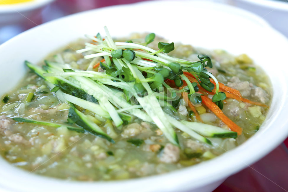 짜장,짜장면,하얀짜장,중국요리,중국음식,면요리,새싹요리,채소,오이,오이채,요리,조리법,접시,그릇,식사,아침식사,점심식사,저녁식사,조리,요리사,퓨전요리,조리사,쉐프,food,cook,음식,식재료,요리,food,cook,meal,dishes,food reserves