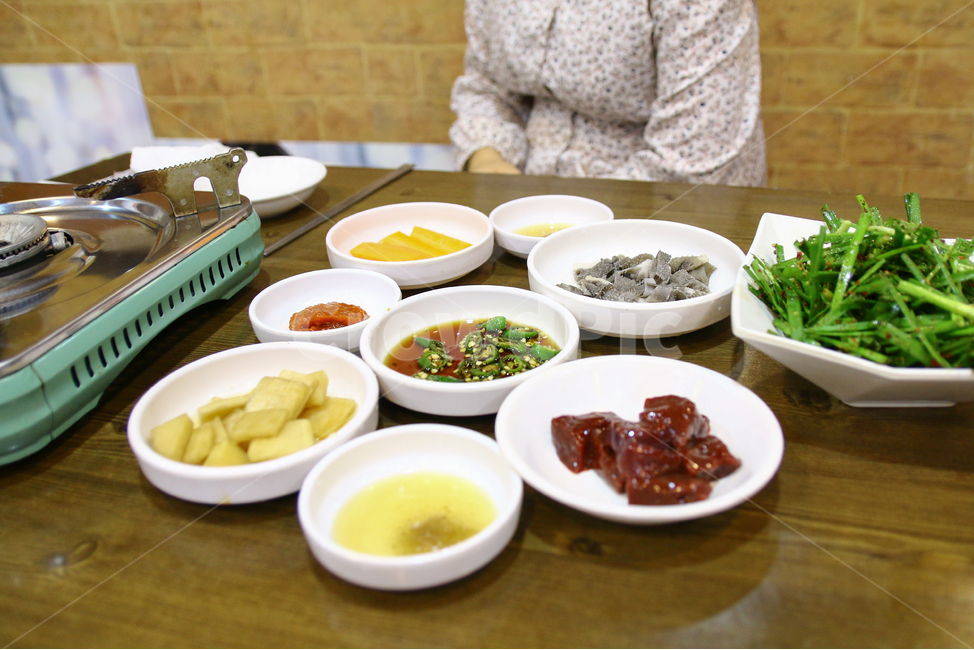 간,생간,선지,상차림,천엽,부추,곱창구이,곱창집,기본반찬,반찬,음식,요리,간장,양념,외식,음식점,부추무침,기름장,신선한,야채,식당,곱창구이집,한국음식,음식문화,음식,식재료,요리,food,cook,meal,dishes,food reserves