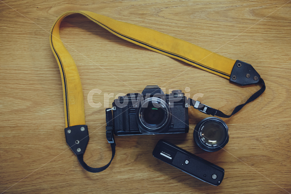 카메라,필름카메라,수동렌즈,오토와인더,135mm렌즈,수동초점,렌즈,스트랩,레트로,레트로감성,복고,복고풍,strap,전자제품,camera,미놀타,electronics,나무결,테이블,사진작가,포토그래퍼,photographer,사물,물건,오브젝트,thing,object,matter