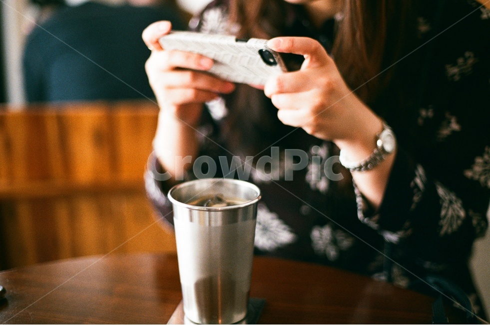 여자,인물사진,핸드폰,커피,사람,원피스,감성사진,필름사진,아날로그,아름다운,옆모습,소통,손,personal,she,coffee,human,film,sensitive,hand,사람,인물,인간,human,person,여성,여자,woman,female,lady,사진작가,포토그래퍼,photographer,커피,카페,coffee,cafe,감성,sensible,feeling,정보통신기술,전자기기,전자제품,it,information,technology,electronic equipment