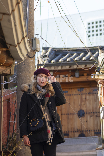 금발,여자,외국인,백인,여행자,여행,의복,의류,패션,white,모자,hat,traveler,한국전통,건물,apparel,clothing,사람,인물,인간,풍경,한옥마을,북촌,한옥,여성,koreantradition,female,koreanculture,human,blondhair,travel,building,도시,서울,city,seoul,bukchon,foreigner,사람,인물,인간,human,person,여성,여자,woman,female,lady