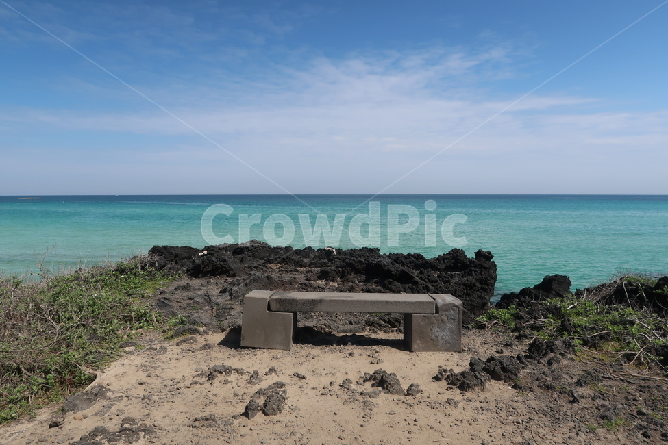바다,푸른바다,의자,벤치,푸른하늘,하늘,자연,풍경,nature,landscape,ground,바닥,bunker,벙커,building,건물