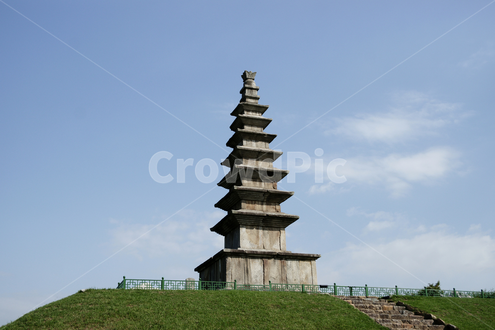 중앙탑,충주,국보제6호,통일신라시대,탑평리,7층석탑,유적,하늘,잔디,녹색,계단,파란색,석탑,불교,spire,첨탑,architecture,건축물,탑,tower,뾰족한탑,steeple,building,건물,구름