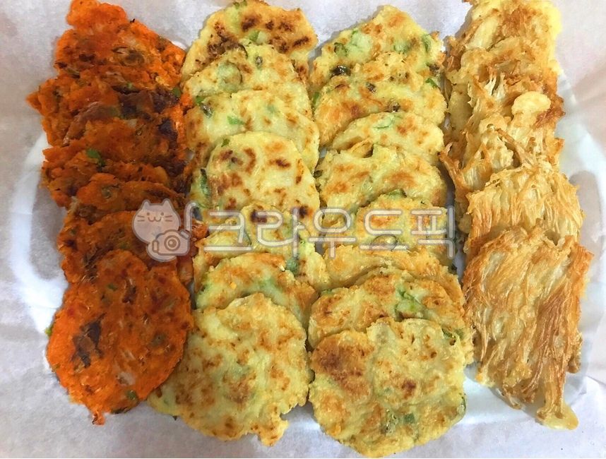 Spicy,snack,Enoki Mushroom,Enoki mushroom pancake,ups and downs,pancake powder,Korean food,ingredients,Makgeolli snack,cooking,mushroom,Kimchi pancake,koreanfood,Drink snacks,Korean pancake,kimchi,frying powder,Korean cuisine,cook,Cheongyang pepper,Korean