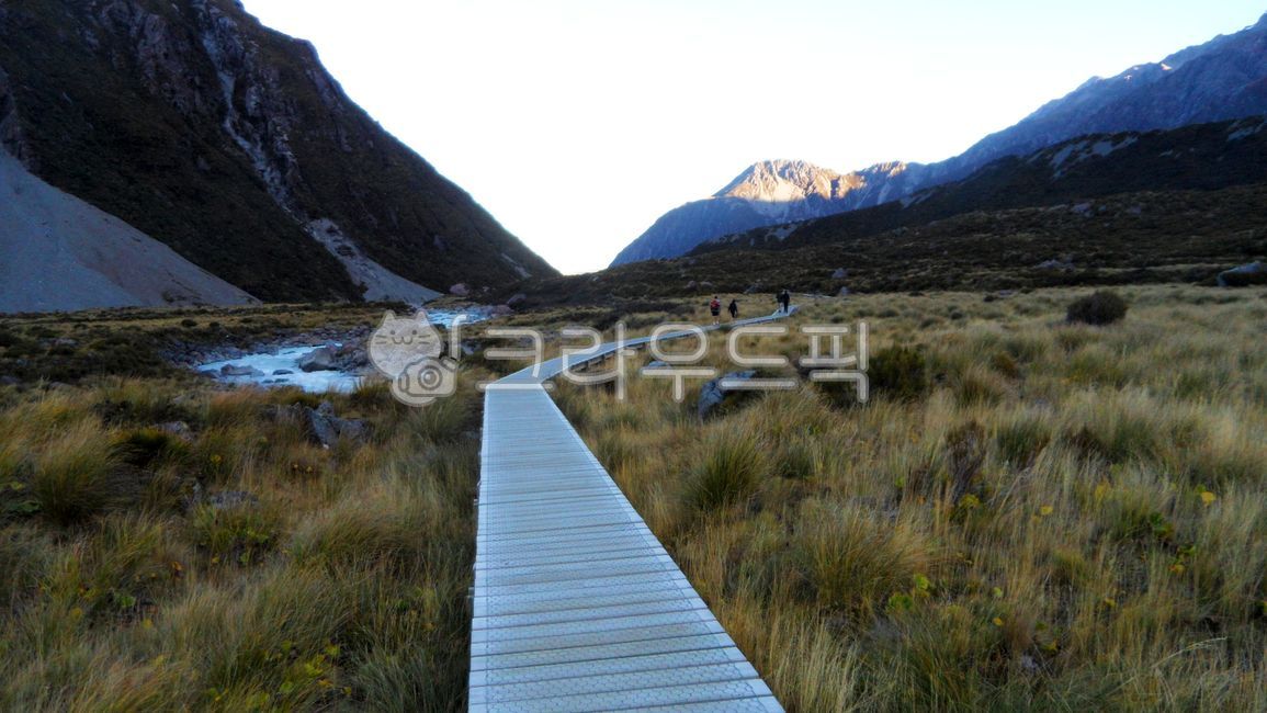 mountainrange,naturallandscape,mountainous landforms,trails,clouds,new zealand,mountainouslandforms,cumulus,plateau,cook mountain,sky,mountain range,outdoor,hill,natural scenery,outdoors,newzealand,background,snow,south island,wilderness,valley,cookmounta