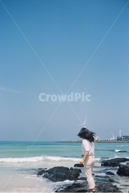 여름,제주,해수욕장,바다,필름카메라,제주도,하늘색,맑음,감성,풍경,햇빛,자연,빛,감성사진,Summer,city,landscape,feeling,Light,Nature,sunlight,beautiful,photography,Korea,jeju,mood,beach,film,해변,바다,beach,sea,제주도,jeju,jeju island,사람,인물,인간,human,person,여행,휴가,traveling,vacation,trip,clothing,의류,shorts,반바지,apparel,의복
