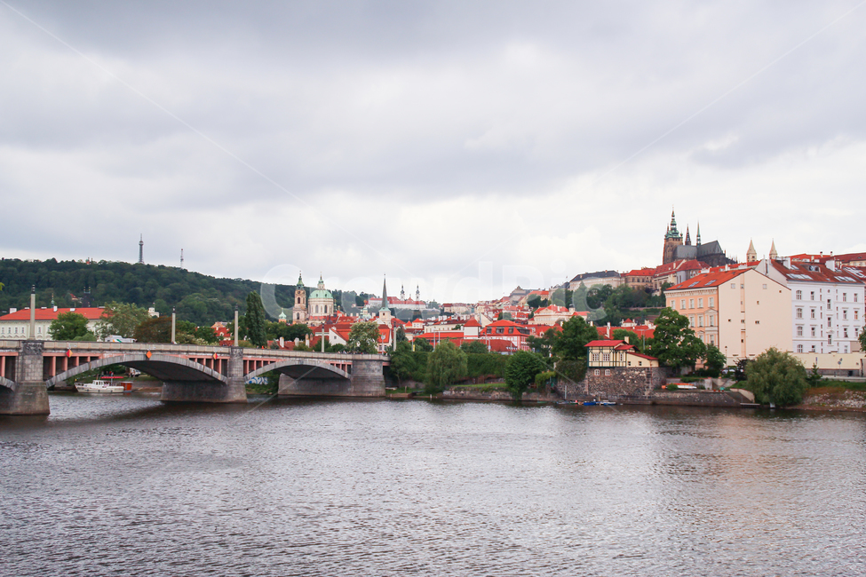 체코,프라하,성비투스대성당,프라하성,블타바강,성당,대성당,비투스,동유럽,웅장한,랜드마크,빌딩,건축,건축물,종교,유산,문화,문화유산,유명,명소,관광명소,올드타운,구시가지,붉은,지붕,붉으지붕,유럽,여행지,풍경,경치,도시,중세도시,중세건축,관광지,고딕,고딕양식,성비토대성당,강물,흐린,구름,우중충한,우울한,도시,풍경,city,landscape,해외,외국,세계,foreign,oversea,world,세계도시풍경,해외도시풍경,외국도시풍경,world cityscape,architecture,castle,성,building,건물,fort,요새,moat,해자 외호,outdoors,옥외,water,물