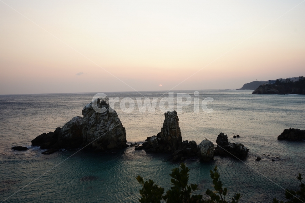 추암해변,촛대바위,겨울바다,일출,동해바다,자연,자연,풍경,nature,landscape,한국자연풍경,한국자연경관,korea nature landscape,outdoors,옥외,land,땅,sea,바다,water,물,ocean,대양,shoreline,해안선,coast,연안,promontory,곶